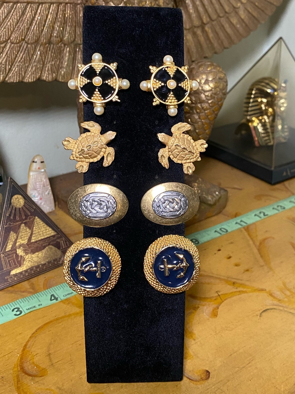 Vintage gold tone clip on earrings - Picture 3 of 6